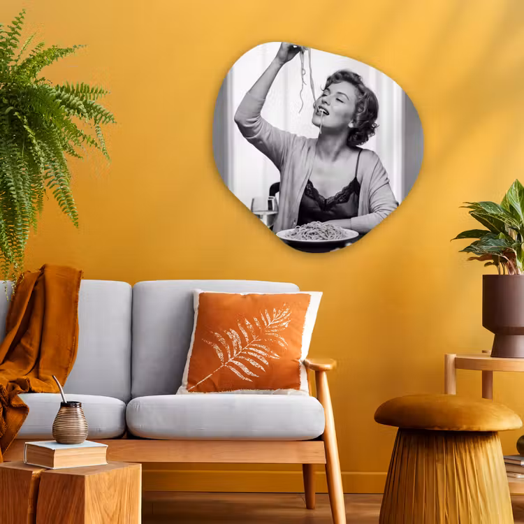 Vrouw - Spaghetti - Zwart - Wit Wandcirkel Organisch Aluminium middel -sfeer4
