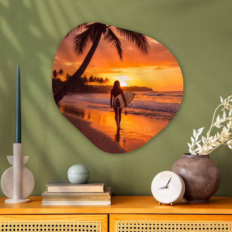 Vrouw - Surfplank - Strand - Zonsondergang - Oranje Wandcirkel Organisch Aluminium middel -sfeer2