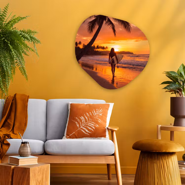 Vrouw - Surfplank - Strand - Zonsondergang - Oranje Wandcirkel Organisch Aluminium middel -sfeer4