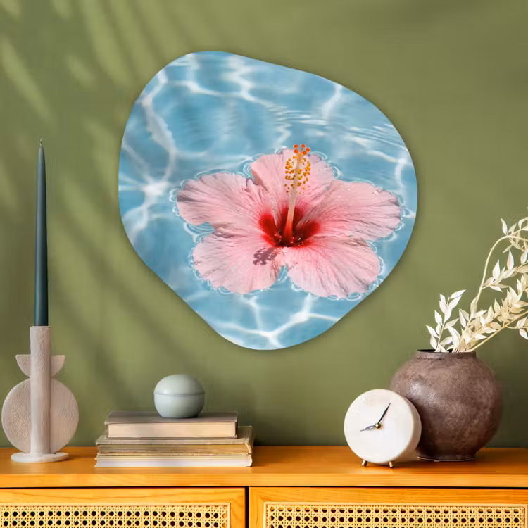 Hibiscus - Water - Roze Wandcirkel Organisch Aluminium middel -sfeer2