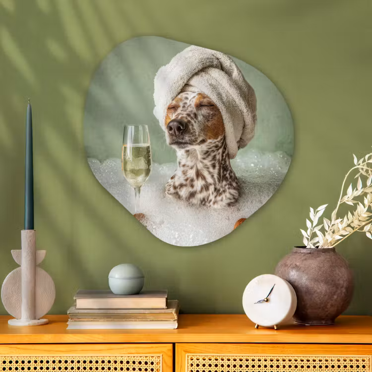 Hond - Bad - Champagne - Handdoek Wandcirkel Organisch Aluminium middel -sfeer2