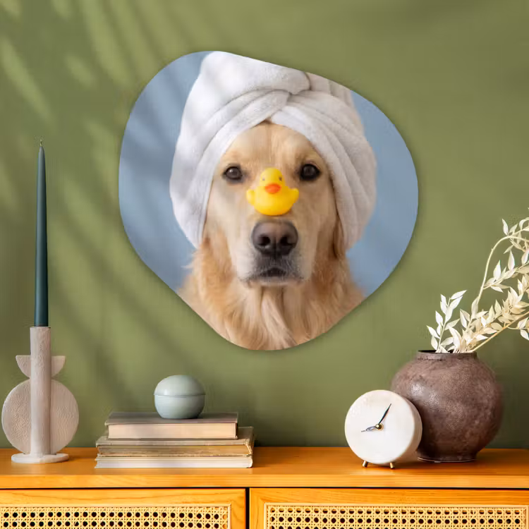 Hond - Badeend - Geel Wandcirkel Organisch Aluminium middel -sfeer2