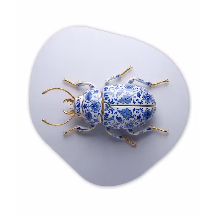 Kever - Delfts - Blauw - Goud Wandcirkel Organisch Aluminium middel -3d