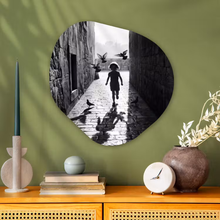 Kind - Vogel - Straat - Zwart-wit - Spelen Wandcirkel Organisch Aluminium middel -sfeer2
