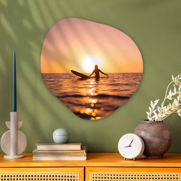 Persoon - Surfen - Zonsondergang - Zee - Oranje Wandcirkel Organisch Aluminium middel -sfeer2