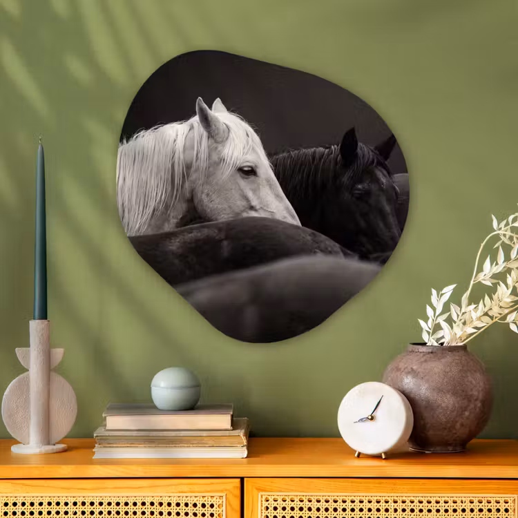 Paarden - Zwart - Wit - Kudde Wandcirkel Organisch Aluminium middel -sfeer2