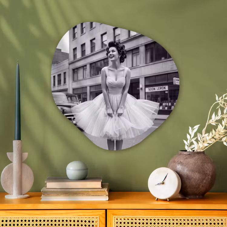 Retro - Vrouw - Zwart - Wit Wandcirkel Organisch Aluminium middel -sfeer2