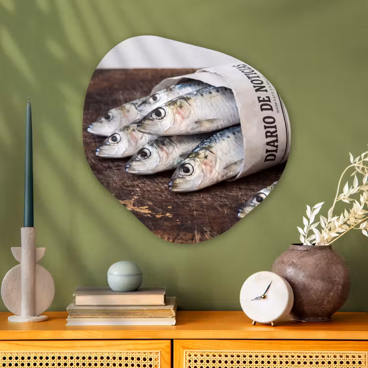 Alu-Dibond-Bild Organische Form - Sardine – Zeitung – Schneidebrett — 2