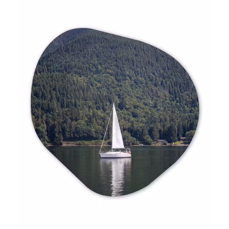 Zeilboot - Water - Bergen - Natuur - Groen Wandcirkel Organisch Aluminium middel -3d