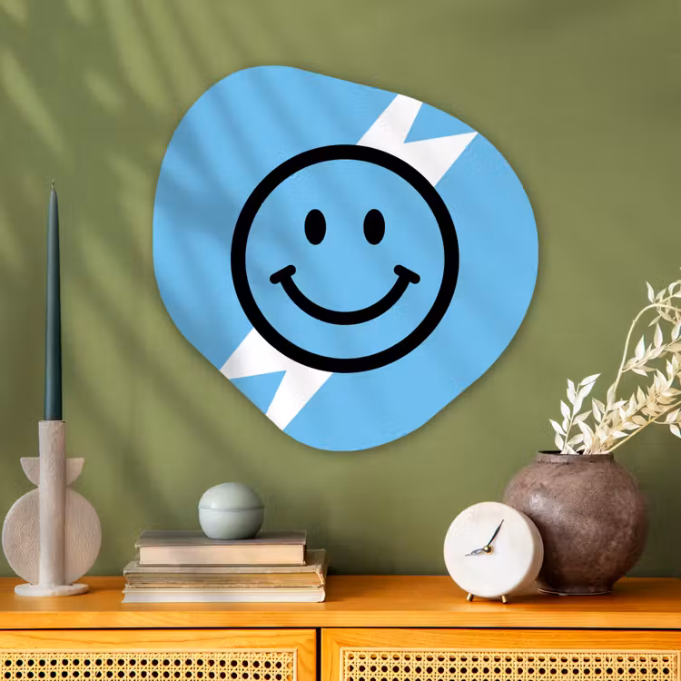 Smiley - Blauw - Bliksem Wandcirkel Organisch Aluminium middel -sfeer2