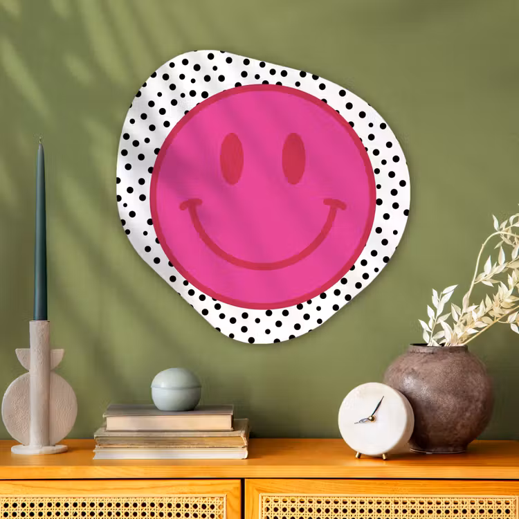 Smiley - Roze - Stippen Wandcirkel Organisch Aluminium middel -sfeer2