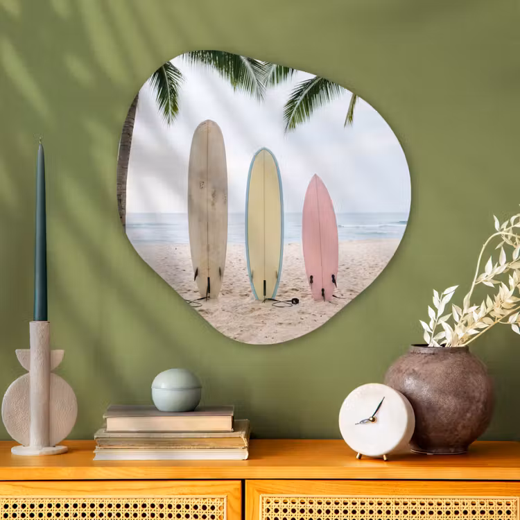 Surfboard - Palmbomen - Kleurrijk Wandcirkel Organisch Aluminium middel -sfeer2