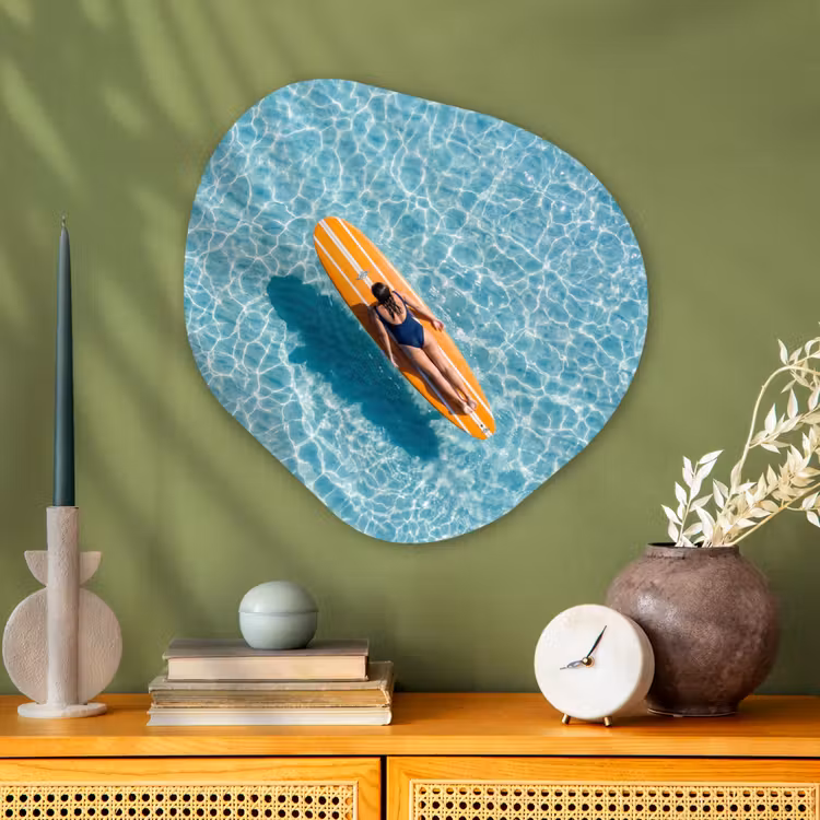 Surfboard - Water - Badpak - Oranje Wandcirkel Organisch Aluminium middel -sfeer2
