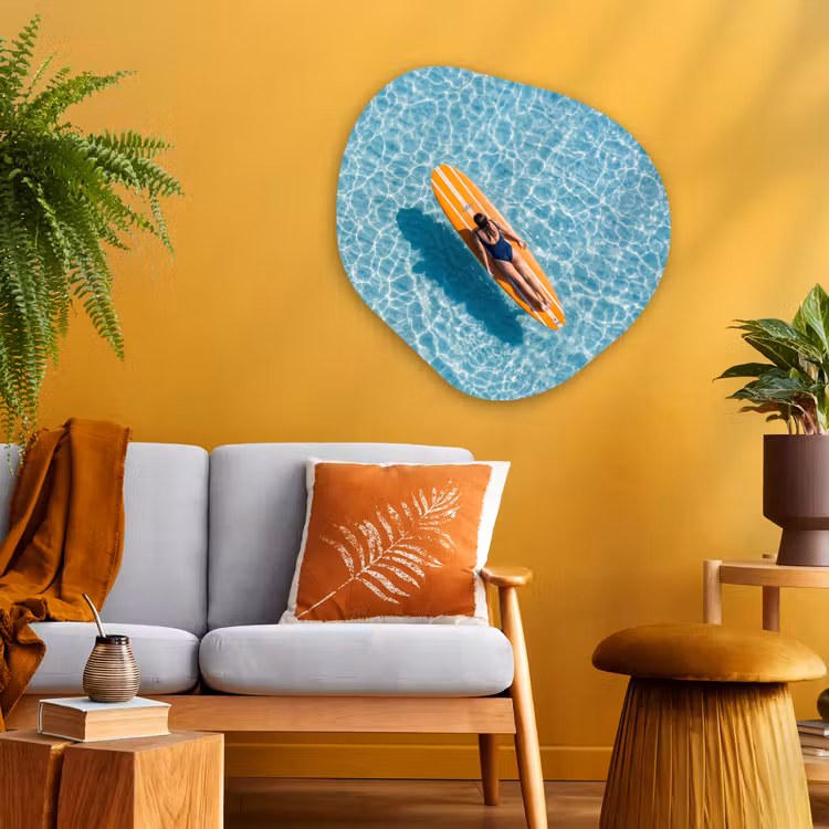 Surfboard - Water - Badpak - Oranje Wandcirkel Organisch Aluminium middel -sfeer4