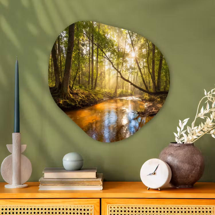 Bos - Beek - Zonlicht - Natuur - Groen Wandcirkel Organisch Aluminium middel -sfeer2