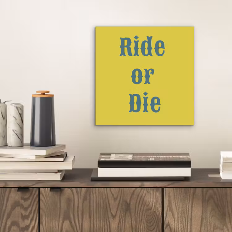 Ride or die - Geel - Blauw aluminium wit klein -sfeer1