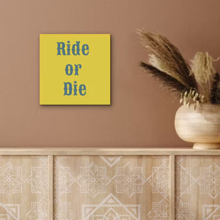 Ride or die - Geel - Blauw aluminium wit klein -sfeer4