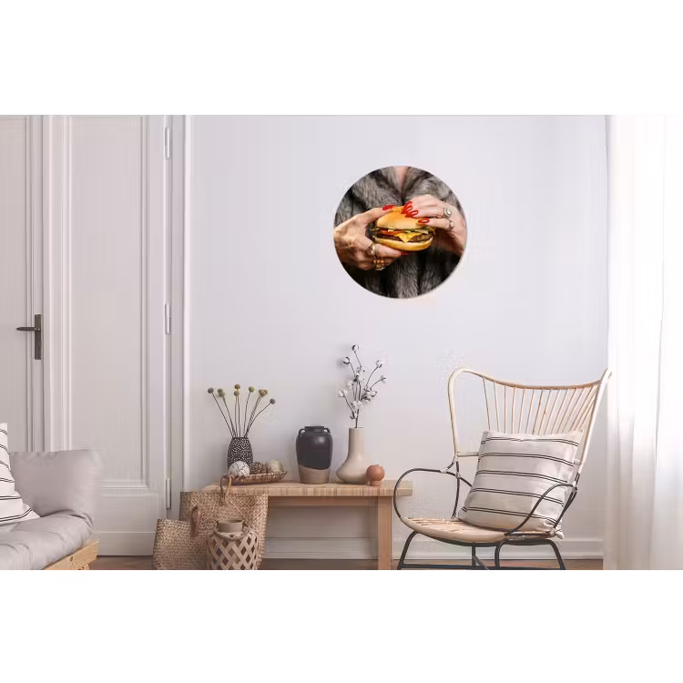 Vrouw - Hamburger - Bontjas Wandcirkel aluminium klein -woonkamer
