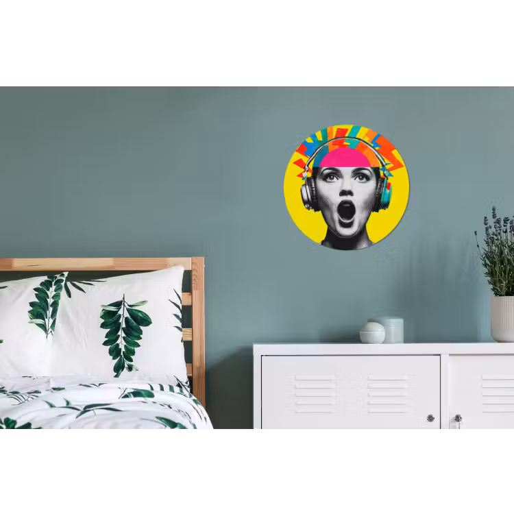 Vrouw - Koptelefoon - Geel Wandcirkel aluminium klein -slaapkamer