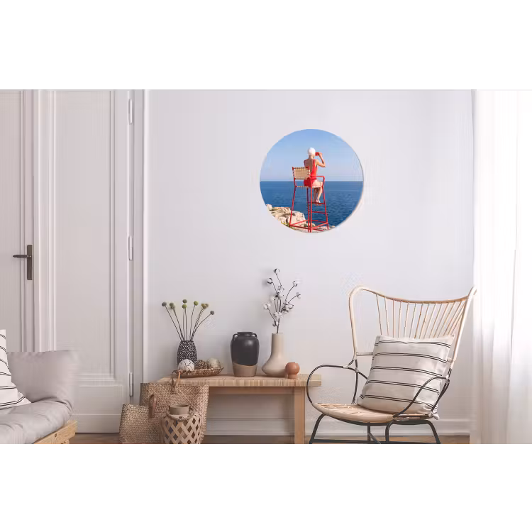 Vrouw - Zee - Kust - Verrekijker - Rood Wandcirkel aluminium klein -woonkamer