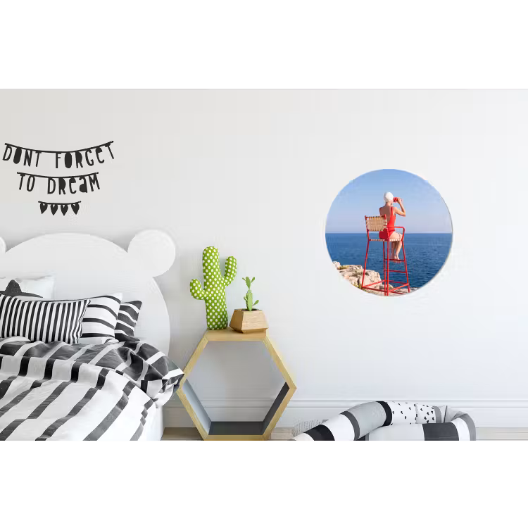 Vrouw - Zee - Kust - Verrekijker - Rood Wandcirkel aluminium klein -kinderkamer