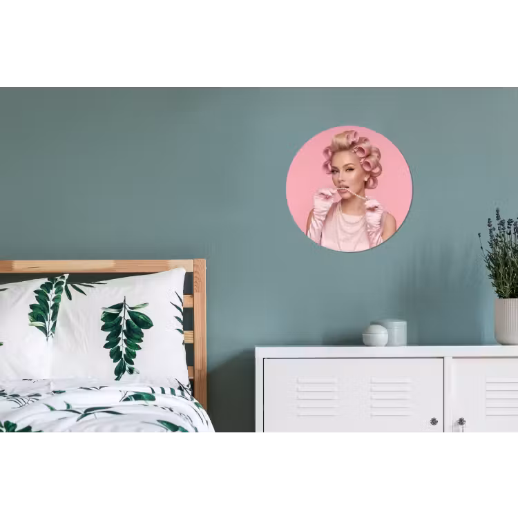 Vrouw - Roze - Parelketting - Krulspelden Wandcirkel aluminium klein -slaapkamer