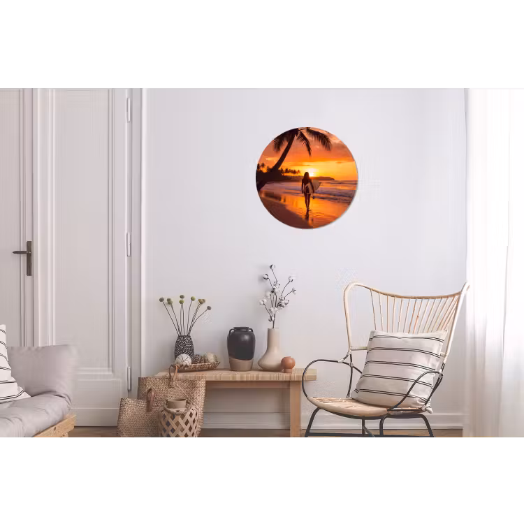 Vrouw - Surfplank - Strand - Zonsondergang - Oranje Wandcirkel aluminium klein -woonkamer