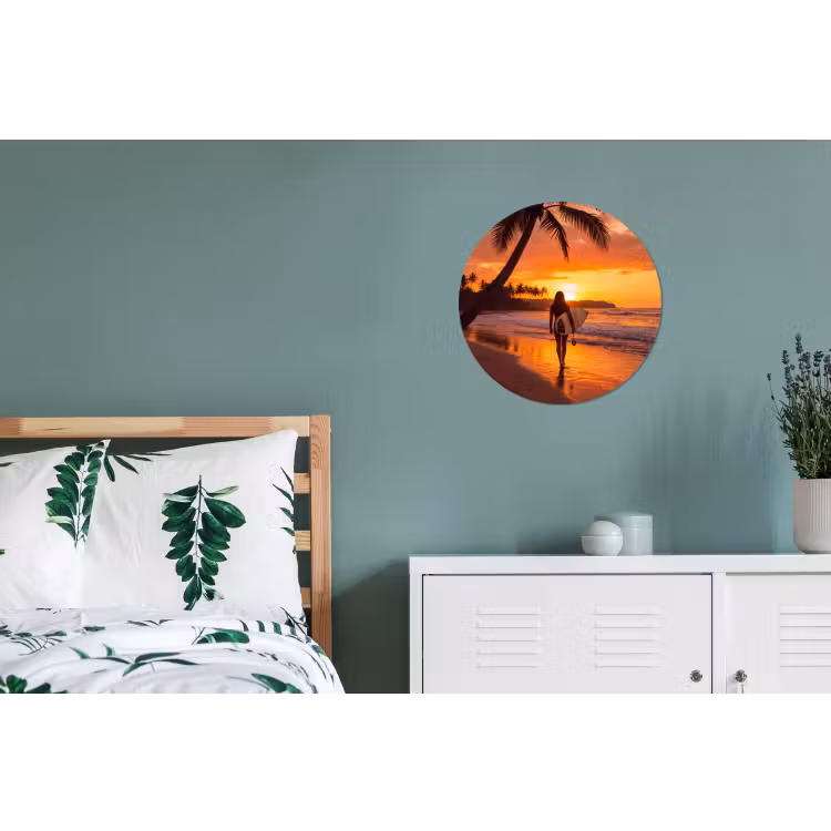 Vrouw - Surfplank - Strand - Zonsondergang - Oranje Wandcirkel aluminium klein -slaapkamer