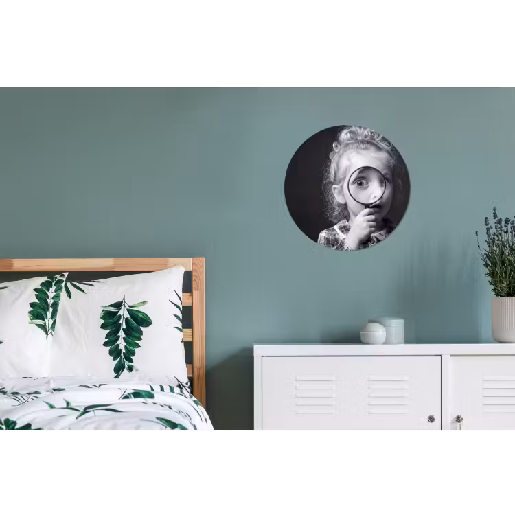 Kind - Vergrootglas - Portret - Zwart-wit Wandcirkel aluminium klein -slaapkamer