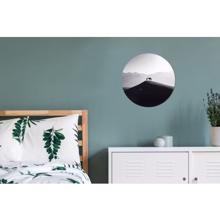 Mens - Kameel - Zandduin - Natuur - Monochroom Wandcirkel aluminium klein -slaapkamer