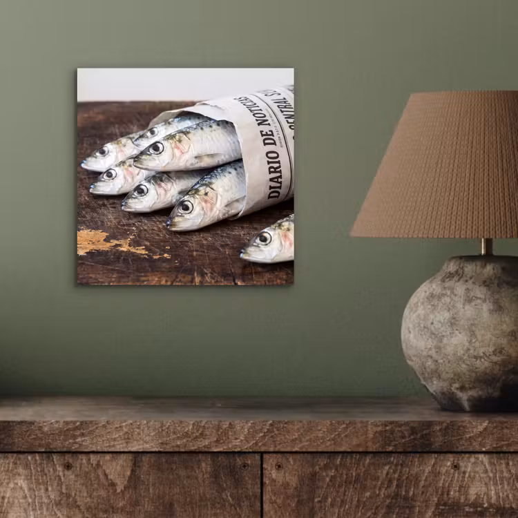 Alu-Dibond-Bild - Sardine – Zeitung – Schneidebrett - Sardientje - krant - snijplank aluminium wit klein