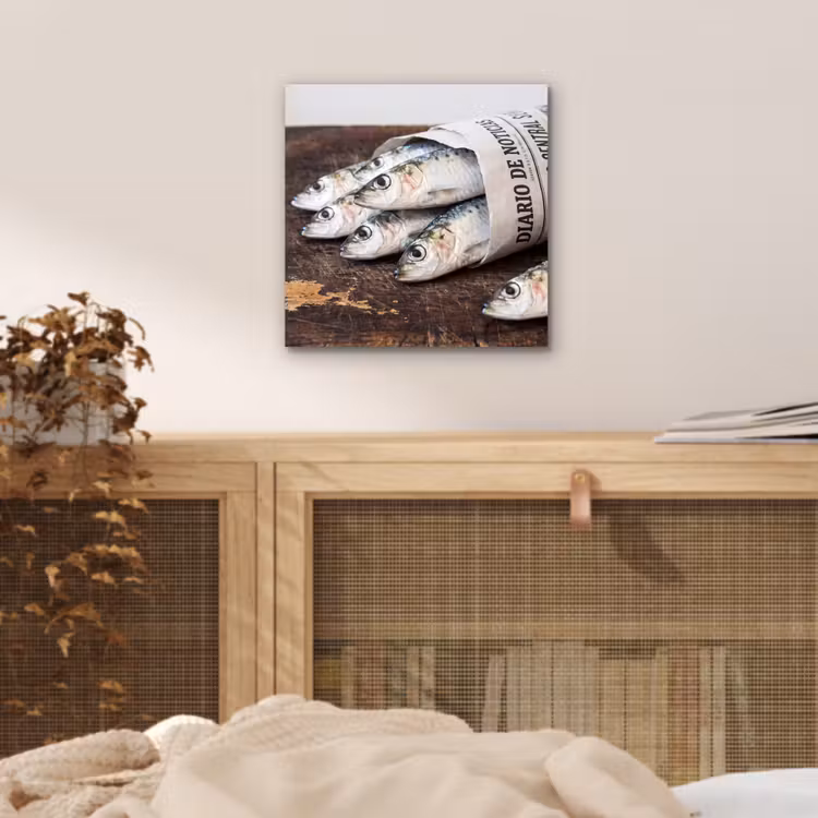 Alu-Dibond-Bild - Sardine – Zeitung – Schneidebrett - Sardientje - krant - snijplank aluminium wit klein