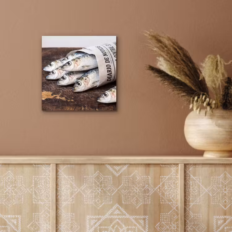 Alu-Dibond-Bild - Sardine – Zeitung – Schneidebrett - Sardientje - krant - snijplank aluminium wit klein