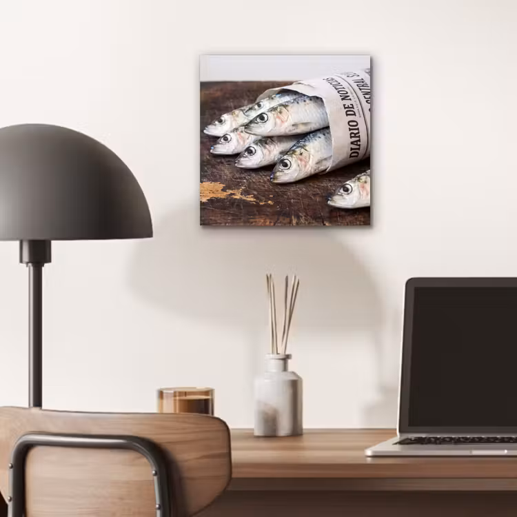 Alu-Dibond-Bild - Sardine – Zeitung – Schneidebrett - Sardientje - krant - snijplank aluminium wit klein