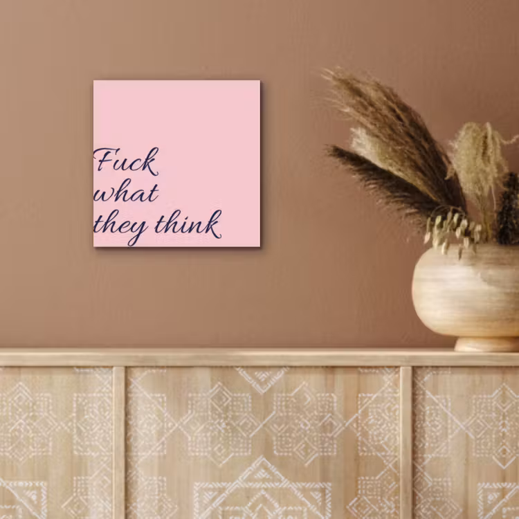 Fuck what they think - Roze - Minimalistisch aluminium wit klein -sfeer4