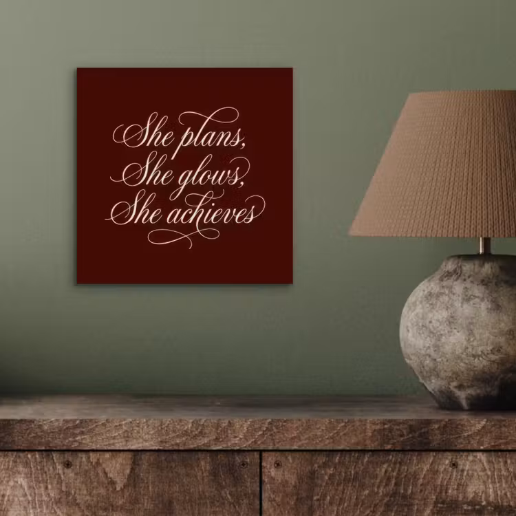She plans she glows she achieves - Rood - Cursief aluminium wit klein -sfeer2