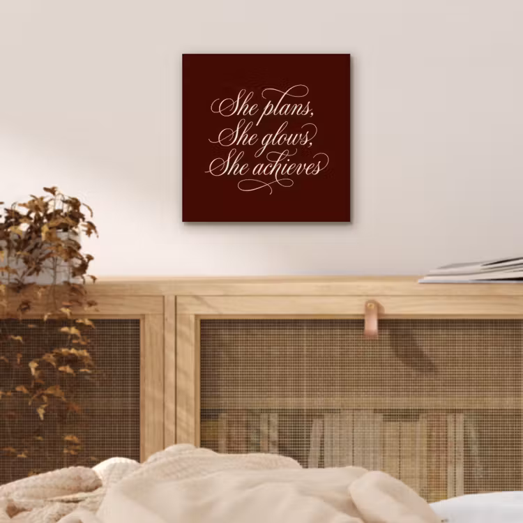 She plans she glows she achieves - Rood - Cursief aluminium wit klein -sfeer3