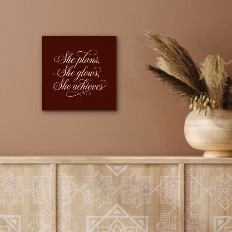 She plans she glows she achieves - Rood - Cursief aluminium wit klein -sfeer4