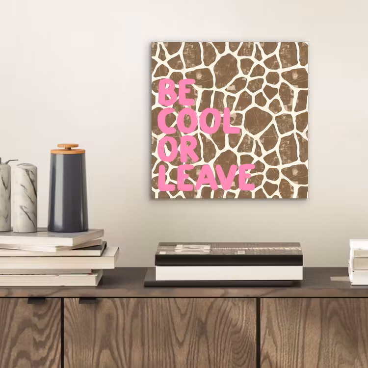 Tekst - Be cool or leave - Roze - Giraffenprint aluminium wit klein -sfeer1
