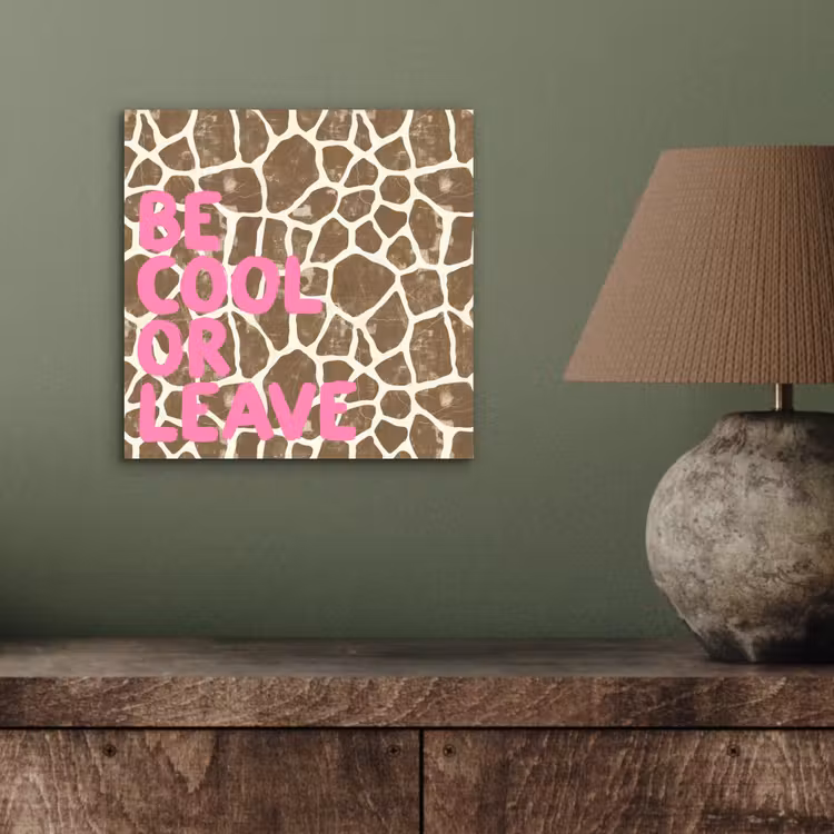 Tekst - Be cool or leave - Roze - Giraffenprint aluminium wit klein -sfeer2