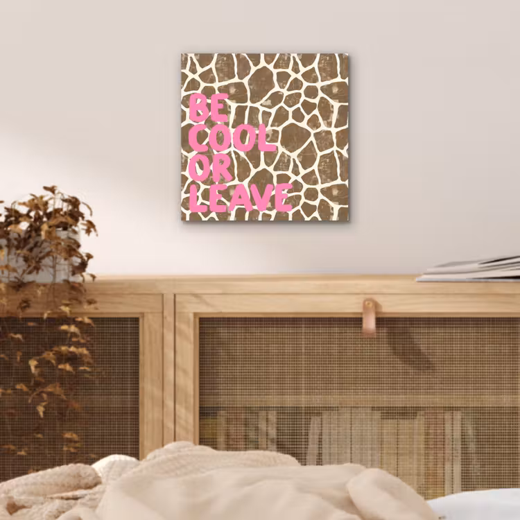 Tekst - Be cool or leave - Roze - Giraffenprint aluminium wit klein -sfeer3