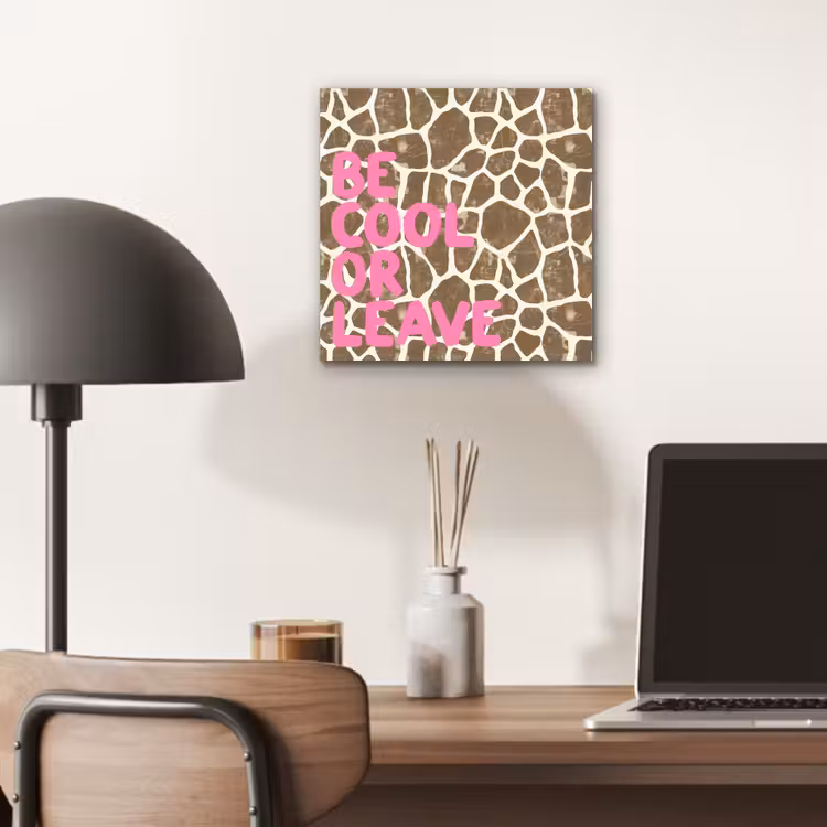 Tekst - Be cool or leave - Roze - Giraffenprint aluminium wit klein -sfeer5