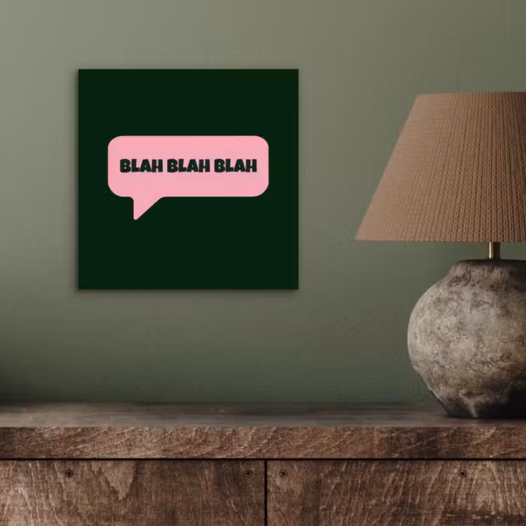Tekstwolk - BLAH BLAH BLAH - Roze aluminium wit klein -sfeer2