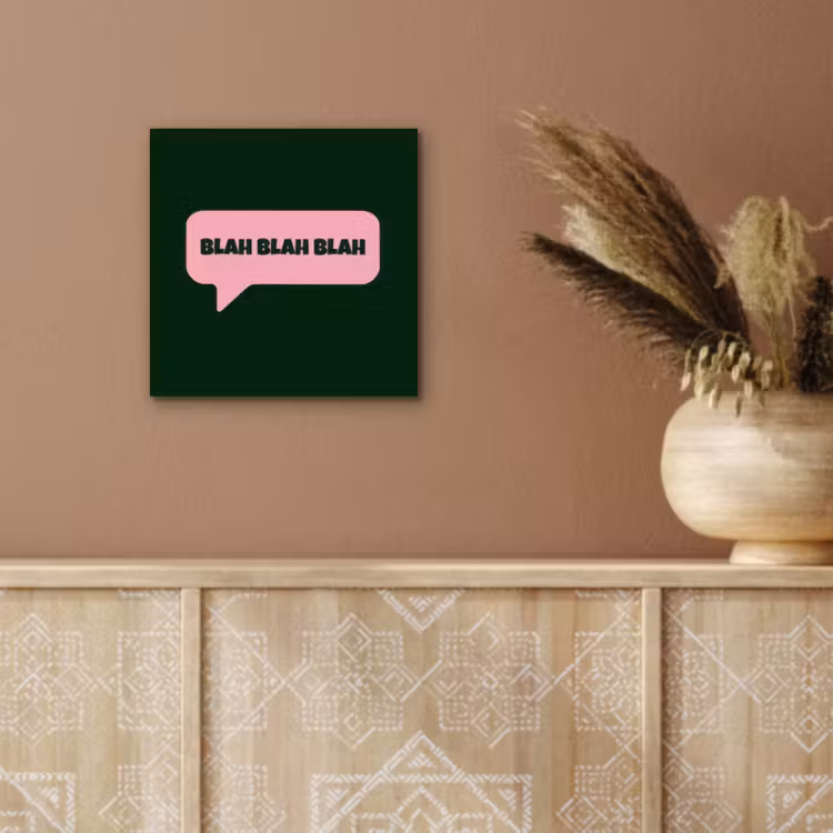 Tekstwolk - BLAH BLAH BLAH - Roze aluminium wit klein -sfeer4