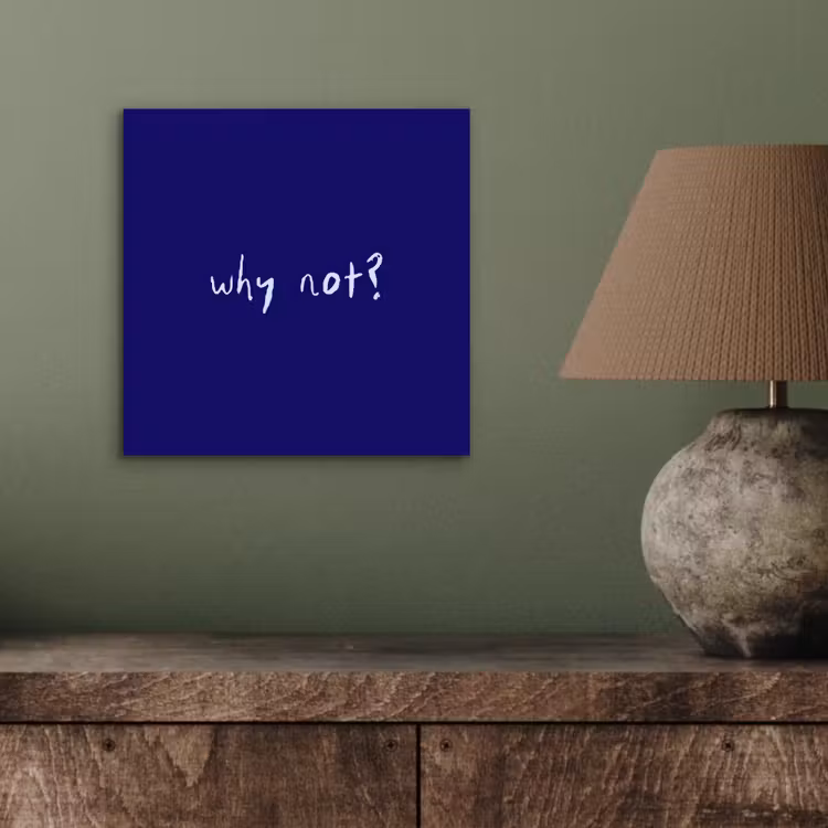 Why not - Blauw - Handgeschreven aluminium wit klein -sfeer2