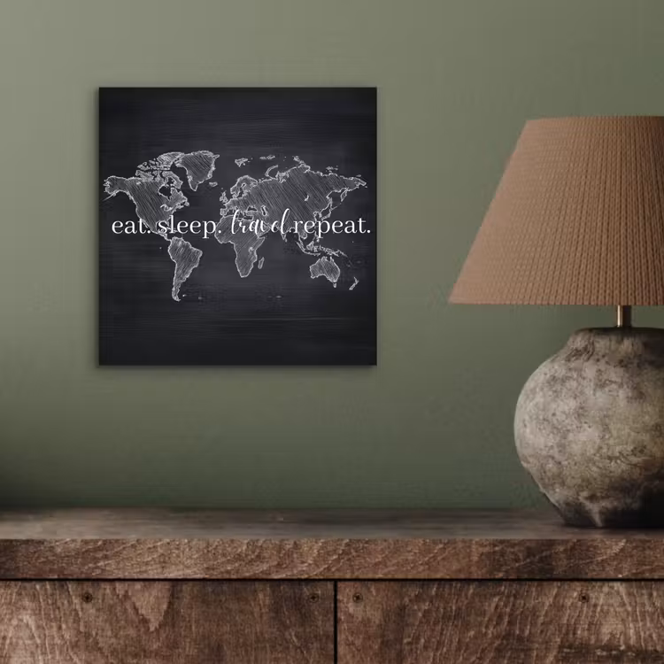 Wereldkaart - Krijt - Quote - Zwart aluminium wit klein -sfeer2
