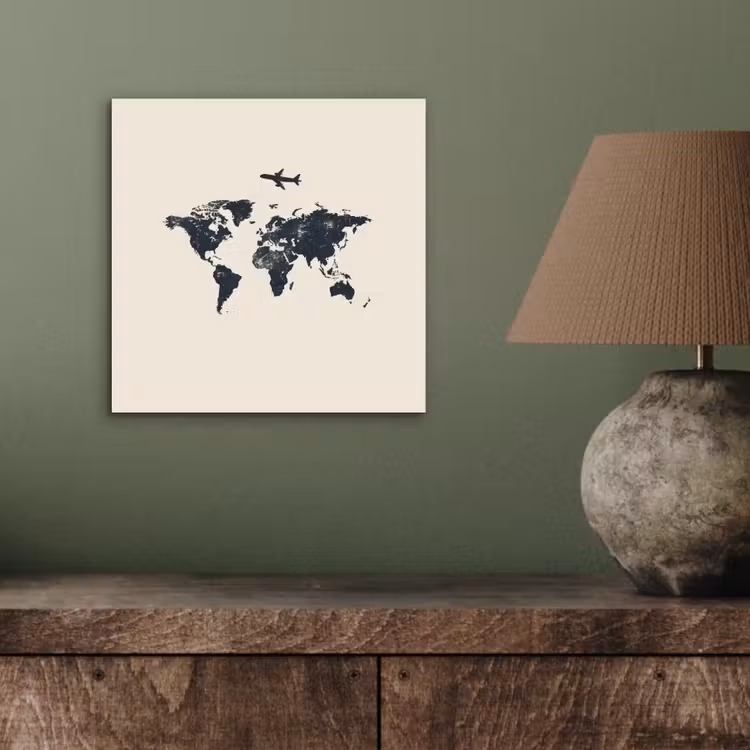 Wereldkaart - Minimalistisch - Grijs - Vliegtuig aluminium wit klein -sfeer2