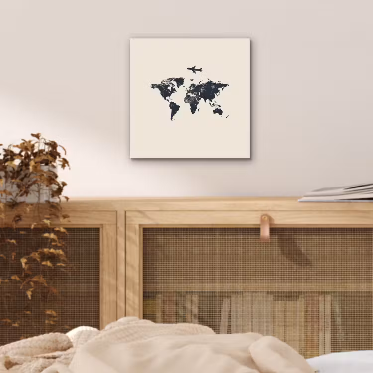 Wereldkaart - Minimalistisch - Grijs - Vliegtuig aluminium wit klein -sfeer3