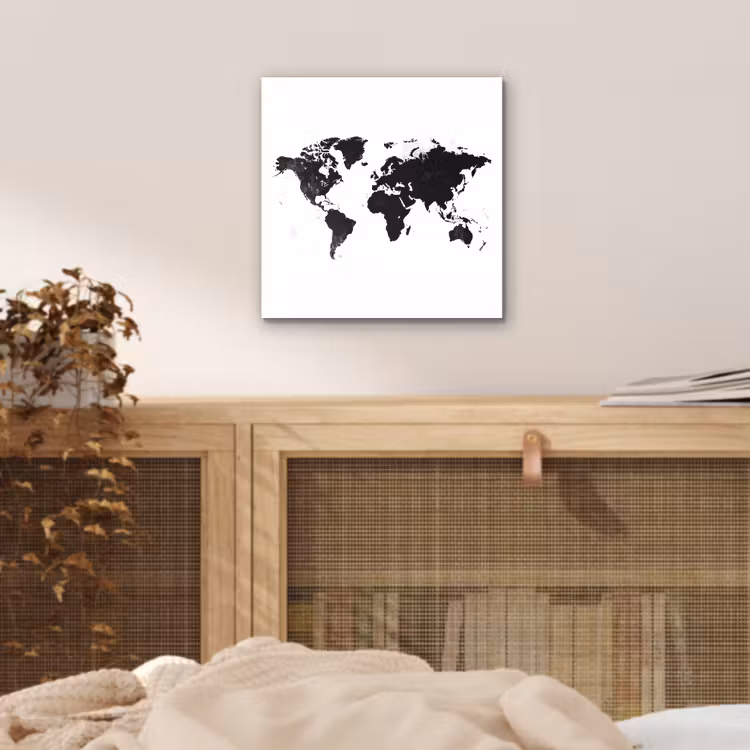 Wereldkaart - Zwart - Wit - Strak aluminium wit klein -sfeer3