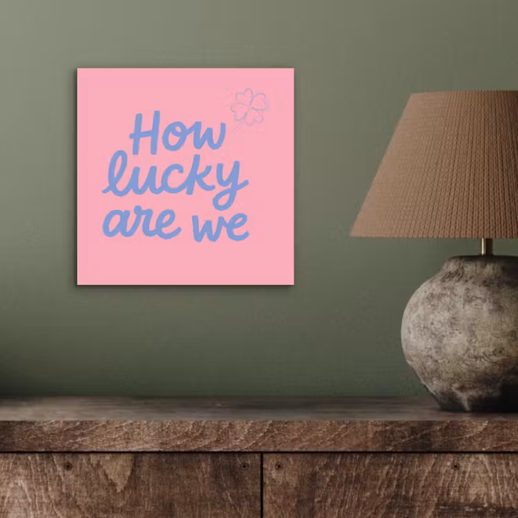 How lucky are we - Klavervier - Roze - Blauw aluminium wit klein -sfeer2